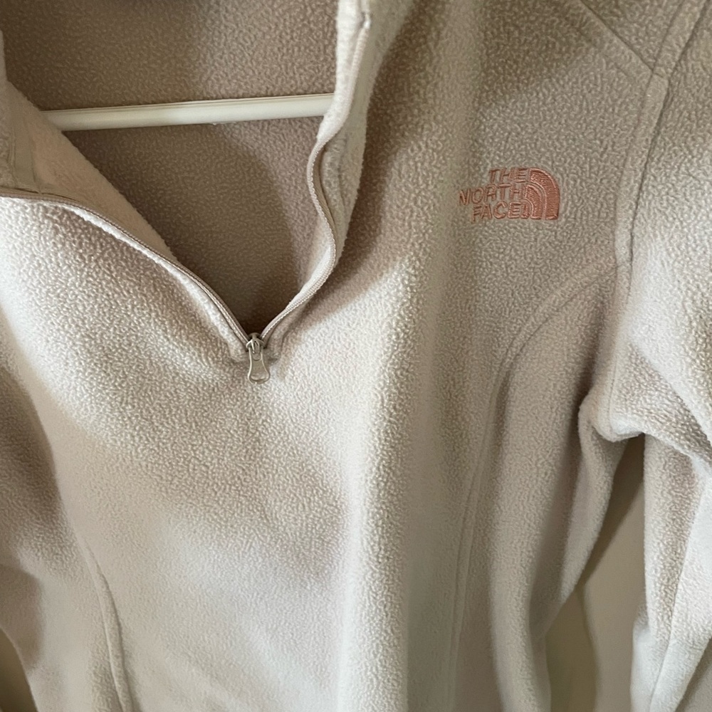 North face pullover with 1/4 zip. Size small.